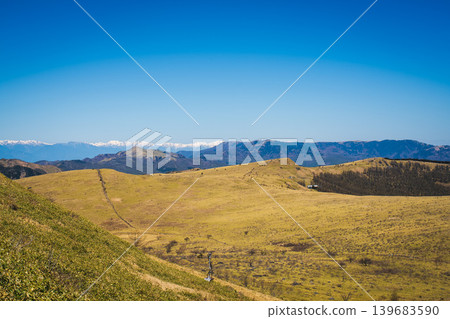 越過霧峰高原和車間山高原廣闊的竹草地,可以看到白雪皚皚的北阿爾卑斯山脈。 越過霧峰高原和車間山高原廣闊的竹草地,可以看到白雪皚皚的北阿爾卑斯山脈。 139683590