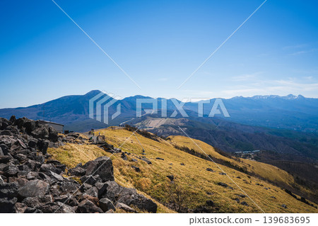A magnificent view of the majestic Mt. Tateshina and the Yatsugatake mountain range from the summit of Mt. Kirigamine and Mt. Kurumayama. 139683695