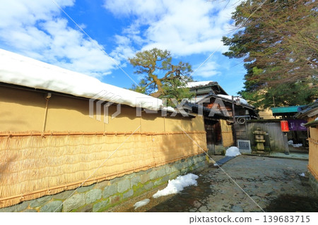 [Ishikawa Prefecture] Nagamachi Samurai Residence Ruins covered with straw mats (a winter tradition in Kanazawa) 139683715