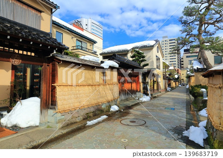 [Ishikawa Prefecture] Nagamachi Samurai Residence Ruins covered with straw mats (a winter tradition in Kanazawa) 139683719