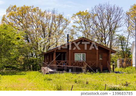 一座隱匿於樹林間的山間小屋 一座隱匿於樹林間的山間小屋 139683785