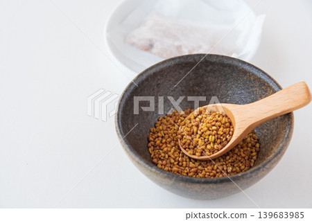 蕎麥茶茶包和蕎麥粒 蕎麥茶茶包和蕎麥粒 139683985