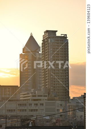 沐浴在晨曦中的 NEXT21(新潟縣新潟市中央區)。 沐浴在晨曦中的 NEXT21(新潟縣新潟市中央區)。 139684123