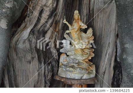 Sacred tree, small Buddha statue (Imamiya Shrine / Nakamachi, Chichibu City, Saitama Prefecture) Sacred tree, small Buddha statue (Imamiya Shrine / Nakamachi, Chichibu City, Saitama Prefecture) 139684225