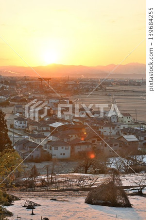 The rising sun, the Yahiko Grand Torii gate, and the townscape of Yahiko (Yahiko Village, Niigata Prefecture) The rising sun, the Yahiko Grand Torii gate, and the townscape of Yahiko (Yahiko Village, Niigata Prefecture) 139684255
