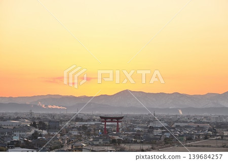 The rising sun, the Yahiko Grand Torii gate, and the townscape of Yahiko (Yahiko Village, Niigata Prefecture) The rising sun, the Yahiko Grand Torii gate, and the townscape of Yahiko (Yahiko Village, Niigata Prefecture) 139684257