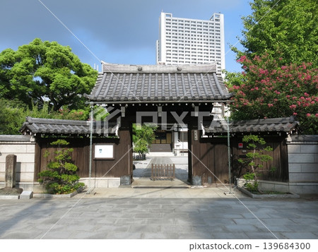隅田區的寶泉寺(正門),紫薇樹正在盛開。 隅田區的寶泉寺(正門),紫薇樹正在盛開。 139684300