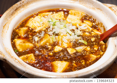 砂鍋麻婆豆腐,美味可口 砂鍋麻婆豆腐,美味可口 139684323
