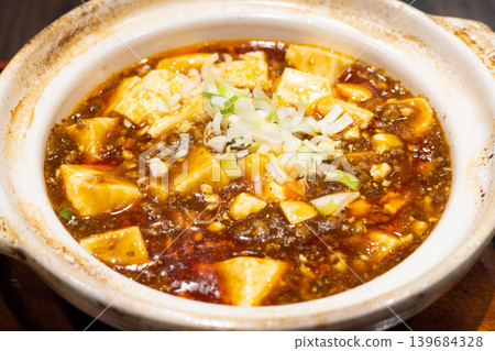 砂鍋麻婆豆腐,美味可口 砂鍋麻婆豆腐,美味可口 139684328