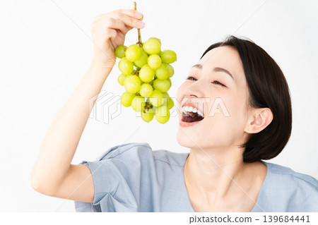 Woman eating Shine Muscat Food image Woman eating Shine Muscat Food image 139684441