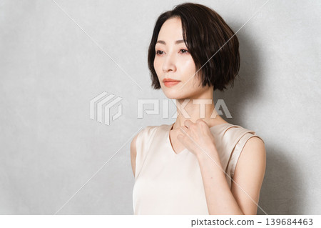 擺姿勢的短髮女性美照 139684463