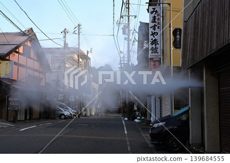 A street in the Yahiko Onsen hot spring town in the morning (Yahiko Village, Niigata Prefecture) A street in the Yahiko Onsen hot spring town in the morning (Yahiko Village, Niigata Prefecture) 139684555