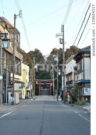 A street in the Yahiko Onsen hot spring town in the morning (Yahiko Village, Niigata Prefecture) A street in the Yahiko Onsen hot spring town in the morning (Yahiko Village, Niigata Prefecture) 139684557