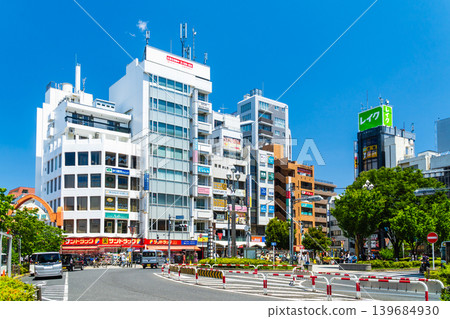 東京高塚寺車站;高塚寺北口廣場;純條商店街;小說《高円寺純條商店街》的背景地。 東京高塚寺車站;高塚寺北口廣場;純條商店街;小說《高円寺純條商店街》的背景地。 139684930