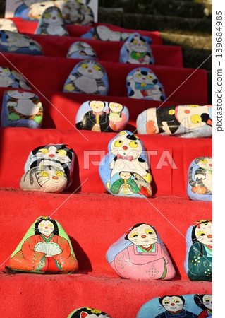 位於新潟縣新潟市西館區岩室溫泉的聖根社神社內,陳列著層疊式的雛人偶。 位於新潟縣新潟市西館區岩室溫泉的聖根社神社內,陳列著層疊式的雛人偶。 139684985