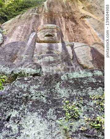 神秘的石佛雕刻在岩石山上 139684988