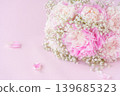 一束圓形的粉紅色牡丹花和滿天星花束。 139685323