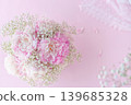 一束圓形的粉紅色牡丹花和滿天星花束。 139685328