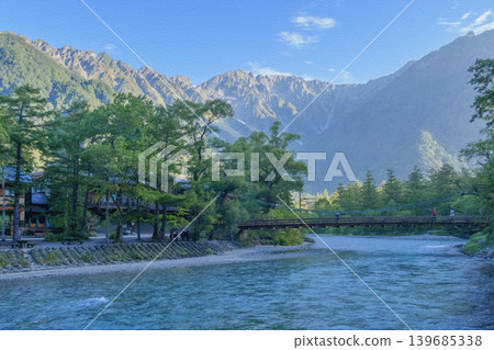 清晨的上高地梓川和河童橋 清晨的上高地梓川和河童橋 139685338