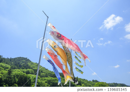 鯉魚擬餌在初夏的藍天下和山麓間游弋。 鯉魚擬餌在初夏的藍天下和山麓間游弋。 139685345