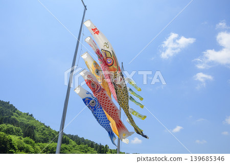 鯉魚擬餌在初夏的藍天下和山麓間游弋。 鯉魚擬餌在初夏的藍天下和山麓間游弋。 139685346