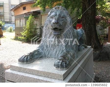 A lion statue from Mitsukoshi department store, dedicated to Mimeguri Shrine in Mukojima, Sumida Ward. 139685602