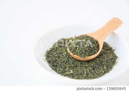 擺放在小碟子裡的綠茶葉特寫。 139685645