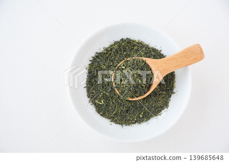 擺放在小碟子裡的綠茶葉特寫。 擺放在小碟子裡的綠茶葉特寫。 139685648