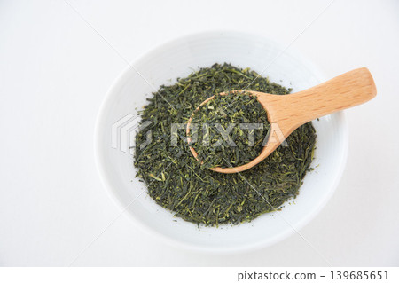 擺放在小碟子裡的綠茶葉特寫。 擺放在小碟子裡的綠茶葉特寫。 139685651