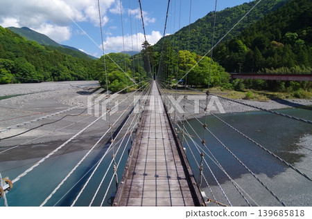 兩國懸索橋橫跨大井川 兩國懸索橋橫跨大井川 139685818