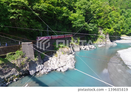 井川線上的列車和大井川 井川線上的列車和大井川 139685819