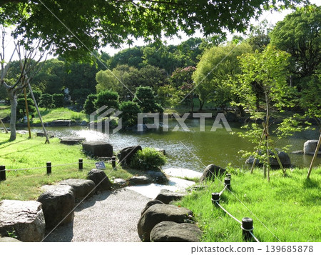 位於墨田區墨田公園日式庭園中的葫蘆形池塘。 位於墨田區墨田公園日式庭園中的葫蘆形池塘。 139685878