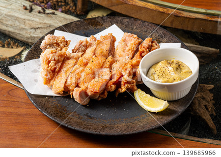 Deep-fried chicken thighs: A popular and juicy fried dish. Deep-fried chicken thighs: A popular and juicy fried dish. 139685966