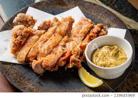 Deep-fried chicken thighs: A popular and juicy fried dish. Deep-fried chicken thighs: A popular and juicy fried dish. 139685969