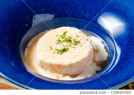 Oden daikon: A popular oden ingredient that has absorbed the broth well. Oden daikon: A popular oden ingredient that has absorbed the broth well. 139685980