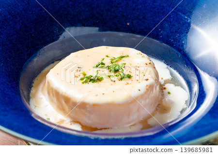 Oden daikon: A popular oden ingredient that has absorbed the broth well. Oden daikon: A popular oden ingredient that has absorbed the broth well. 139685981