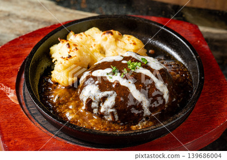 Stewed hamburger steak with demi-glace sauce - a classic Western dish. Stewed hamburger steak with demi-glace sauce - a classic Western dish. 139686004