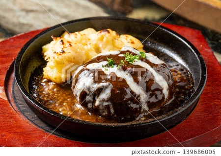Stewed hamburger steak with demi-glace sauce - a classic Western dish. Stewed hamburger steak with demi-glace sauce - a classic Western dish. 139686005