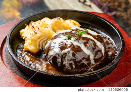 Stewed hamburger steak with demi-glace sauce - a classic Western dish. Stewed hamburger steak with demi-glace sauce - a classic Western dish. 139686006