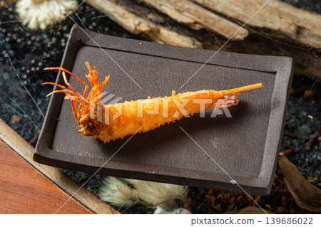 炸蝦串：一道以酥脆炸蝦為特色的熱門菜餚。 139686022