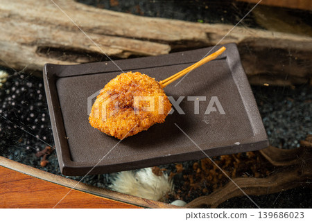 串炸麵餅：一道受歡迎的油炸串燒菜餚，裡面塞滿了鮮嫩多汁的肉。 139686023