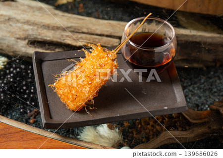 蒟蒻串配魚籽:一道創意十足的串炸菜餚,口感爆漿,令人愉悅。 蒟蒻串配魚籽:一道創意十足的串炸菜餚,口感爆漿,令人愉悅。 139686026
