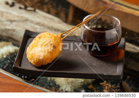 炸豬排：一種受歡迎的油炸菜餚，外皮酥脆，內餡鮮嫩多汁。 139686030