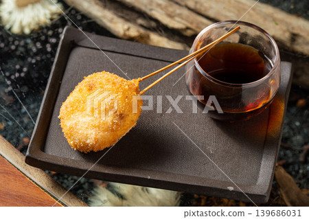 炸豬排：一種受歡迎的油炸菜餚，外皮酥脆，內餡鮮嫩多汁。 139686031