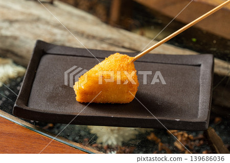 起司炸串：美味的創意炸串，配上融化的起司。 139686036