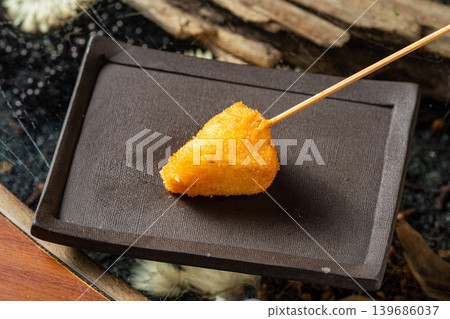 起司炸串:美味的創意炸串,配上融化的起司。 起司炸串:美味的創意炸串,配上融化的起司。 139686037