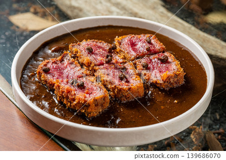 牛排：外皮酥脆、肉質鮮嫩多汁的牛排料理。 139686070