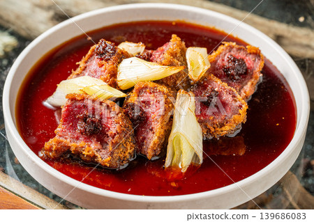 牛排:外皮酥脆、肉質鮮嫩多汁的牛排料理。 牛排:外皮酥脆、肉質鮮嫩多汁的牛排料理。 139686083