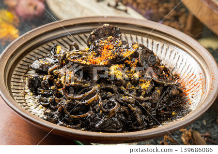 墨魚汁意麵:黑色的意麵,味道濃鬱鮮美。 墨魚汁意麵:黑色的意麵,味道濃鬱鮮美。 139686086