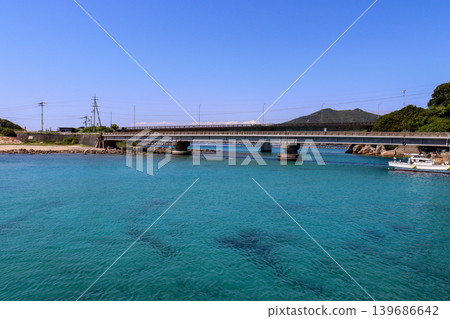The emerald blue sea and blue sky of Kashiwajima, Kochi Prefecture 139686642